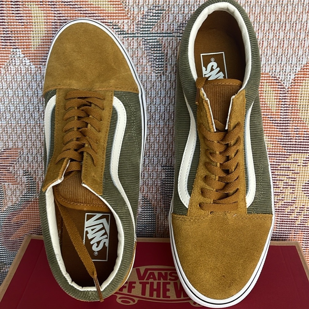 Vans Men’s Old Skool
Mini Cord Green/Brown
VN000ZNIT20A
Sneakers
Corduroy Shoe - Picture 15 of 16